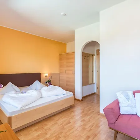 Garni Gruener Baum Bed & Breakfast Laives