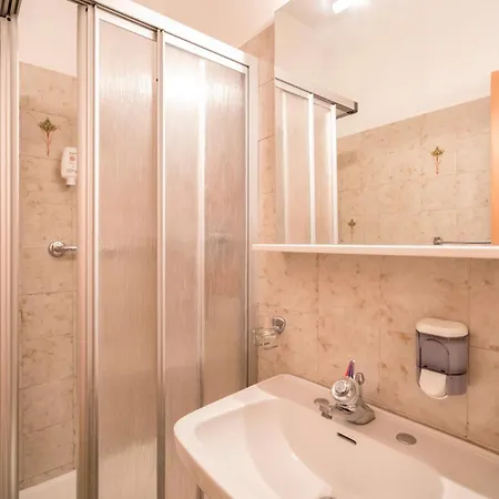 Bed & Breakfast Garni Gruener Baum *