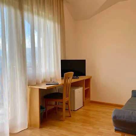Garni Gruener Baum Bed & Breakfast